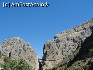 [P18] Caminito del Rey, văzut de pe șosea; se vede podina pe stâncă și un pod deasupra canionului » foto by RoxanaGRS
 - 
<span class="allrVoted glyphicon glyphicon-heart hidden" id="av957713"></span>
<a class="m-l-10 hidden" id="sv957713" onclick="voting_Foto_DelVot(,957713,10280)" role="button">șterge vot <span class="glyphicon glyphicon-remove"></span></a>
<a id="v9957713" class=" c-red"  onclick="voting_Foto_SetVot(957713)" role="button"><span class="glyphicon glyphicon-heart-empty"></span> <b>LIKE</b> = Votează poza</a> <img class="hidden"  id="f957713W9" src="/imagini/loader.gif" border="0" /><span class="AjErrMes hidden" id="e957713ErM"></span>