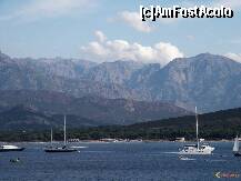 [P16] O imbinare perfecta a naturii intre mare si munte, fara ca variatiile de clima sa afecteze in vreun fel plaja, baia, temperatura apei. Natura a imbinat totul atat de perfect incat orice persoana care doreste o vacanta perfecta o poate avea fara restrictii de nici un fel. » foto by saveriucorsu
 - 
<span class="allrVoted glyphicon glyphicon-heart hidden" id="av264729"></span>
<a class="m-l-10 hidden" id="sv264729" onclick="voting_Foto_DelVot(,264729,10379)" role="button">șterge vot <span class="glyphicon glyphicon-remove"></span></a>
<a id="v9264729" class=" c-red"  onclick="voting_Foto_SetVot(264729)" role="button"><span class="glyphicon glyphicon-heart-empty"></span> <b>LIKE</b> = Votează poza</a> <img class="hidden"  id="f264729W9" src="/imagini/loader.gif" border="0" /><span class="AjErrMes hidden" id="e264729ErM"></span>