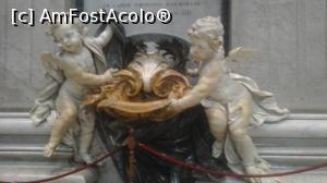 [P52] 52. Bazinul de apă sfințită, o mică bijuterie a lui Bernini.  » foto by msnd
 - 
<span class="allrVoted glyphicon glyphicon-heart hidden" id="av866543"></span>
<a class="m-l-10 hidden" id="sv866543" onclick="voting_Foto_DelVot(,866543,10398)" role="button">șterge vot <span class="glyphicon glyphicon-remove"></span></a>
<a id="v9866543" class=" c-red"  onclick="voting_Foto_SetVot(866543)" role="button"><span class="glyphicon glyphicon-heart-empty"></span> <b>LIKE</b> = Votează poza</a> <img class="hidden"  id="f866543W9" src="/imagini/loader.gif" border="0" /><span class="AjErrMes hidden" id="e866543ErM"></span>