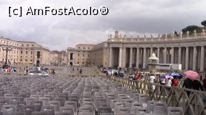 [P63] Piazza San Pietro. <p> Coloanele lui Bernini si Fantana de granit realizata de acelasi sculptor.  » foto by ovidiuyepi
 - 
<span class="allrVoted glyphicon glyphicon-heart hidden" id="av1028831"></span>
<a class="m-l-10 hidden" id="sv1028831" onclick="voting_Foto_DelVot(,1028831,10398)" role="button">șterge vot <span class="glyphicon glyphicon-remove"></span></a>
<a id="v91028831" class=" c-red"  onclick="voting_Foto_SetVot(1028831)" role="button"><span class="glyphicon glyphicon-heart-empty"></span> <b>LIKE</b> = Votează poza</a> <img class="hidden"  id="f1028831W9" src="/imagini/loader.gif" border="0" /><span class="AjErrMes hidden" id="e1028831ErM"></span>