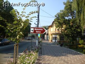 [P01] În zona centrală a stațiunii Călimănești există indicator către Mănăstirea Ostrov aflată pe insula din apropiere. Fotografia este făcută pe sensul de mers spre Sibiu. » foto by Floryn81
 - 
<span class="allrVoted glyphicon glyphicon-heart hidden" id="av716490"></span>
<a class="m-l-10 hidden" id="sv716490" onclick="voting_Foto_DelVot(,716490,10421)" role="button">șterge vot <span class="glyphicon glyphicon-remove"></span></a>
<a id="v9716490" class=" c-red"  onclick="voting_Foto_SetVot(716490)" role="button"><span class="glyphicon glyphicon-heart-empty"></span> <b>LIKE</b> = Votează poza</a> <img class="hidden"  id="f716490W9" src="/imagini/loader.gif" border="0" /><span class="AjErrMes hidden" id="e716490ErM"></span>