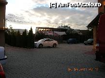 [P04] Prin parcarea pensiunii, dimineața.Șoferul autocarului era cazat aici, turiștii - probabil la un hotel cu mai mult ștaif... » foto by Qvadratvus
 - 
<span class="allrVoted glyphicon glyphicon-heart hidden" id="av268635"></span>
<a class="m-l-10 hidden" id="sv268635" onclick="voting_Foto_DelVot(,268635,10453)" role="button">șterge vot <span class="glyphicon glyphicon-remove"></span></a>
<a id="v9268635" class=" c-red"  onclick="voting_Foto_SetVot(268635)" role="button"><span class="glyphicon glyphicon-heart-empty"></span> <b>LIKE</b> = Votează poza</a> <img class="hidden"  id="f268635W9" src="/imagini/loader.gif" border="0" /><span class="AjErrMes hidden" id="e268635ErM"></span>