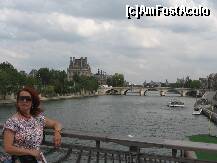 [P05] Prima data pe un pod peste Sena. In dreapta, Muzeul d'Orsay, in stanga, Gradinile Tuileries si Luvru, iar in departare, Notre Dame. » foto by ela7
 - 
<span class="allrVoted glyphicon glyphicon-heart hidden" id="av270255"></span>
<a class="m-l-10 hidden" id="sv270255" onclick="voting_Foto_DelVot(,270255,10489)" role="button">șterge vot <span class="glyphicon glyphicon-remove"></span></a>
<a id="v9270255" class=" c-red"  onclick="voting_Foto_SetVot(270255)" role="button"><span class="glyphicon glyphicon-heart-empty"></span> <b>LIKE</b> = Votează poza</a> <img class="hidden"  id="f270255W9" src="/imagini/loader.gif" border="0" /><span class="AjErrMes hidden" id="e270255ErM"></span>