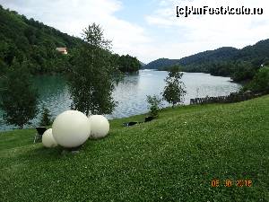 [P18] Pensiunea Atra Doftana / Valea Doftanei - Lacul si pajistea vazute din fata restaurantului.  » foto by vega06
 - 
<span class="allrVoted glyphicon glyphicon-heart hidden" id="av623461"></span>
<a class="m-l-10 hidden" id="sv623461" onclick="voting_Foto_DelVot(,623461,10557)" role="button">șterge vot <span class="glyphicon glyphicon-remove"></span></a>
<a id="v9623461" class=" c-red"  onclick="voting_Foto_SetVot(623461)" role="button"><span class="glyphicon glyphicon-heart-empty"></span> <b>LIKE</b> = Votează poza</a> <img class="hidden"  id="f623461W9" src="/imagini/loader.gif" border="0" /><span class="AjErrMes hidden" id="e623461ErM"></span>