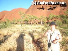 P08 [DEC-2010] in jurul monolitului ,prin terenul arid am descoperit dovlecei,rosii cultivate de aborigeni,de aceea nu ai voie sa parasesti poteca ,fiind considerat ca ai intrat in zona sacra a lor,dar ei stau departe de ochii turistilor fiind retrasi si fara drepturi in propia lor tara,toate drepturile sunt doar p