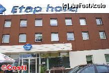 [P02] ETAP HOTEL Wroclaw Poludnie - La intrare sunt şi câteva mese, cu scaune şi umbreluţe. » foto by Costi
 - 
<span class="allrVoted glyphicon glyphicon-heart hidden" id="av275451"></span>
<a class="m-l-10 hidden" id="sv275451" onclick="voting_Foto_DelVot(,275451,10594)" role="button">șterge vot <span class="glyphicon glyphicon-remove"></span></a>
<a id="v9275451" class=" c-red"  onclick="voting_Foto_SetVot(275451)" role="button"><span class="glyphicon glyphicon-heart-empty"></span> <b>LIKE</b> = Votează poza</a> <img class="hidden"  id="f275451W9" src="/imagini/loader.gif" border="0" /><span class="AjErrMes hidden" id="e275451ErM"></span>