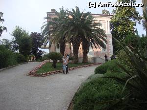 [P05] In parc, in fata unor palmieri.  » foto by liviu49
 - 
<span class="allrVoted glyphicon glyphicon-heart hidden" id="av639932"></span>
<a class="m-l-10 hidden" id="sv639932" onclick="voting_Foto_DelVot(,639932,10670)" role="button">șterge vot <span class="glyphicon glyphicon-remove"></span></a>
<a id="v9639932" class=" c-red"  onclick="voting_Foto_SetVot(639932)" role="button"><span class="glyphicon glyphicon-heart-empty"></span> <b>LIKE</b> = Votează poza</a> <img class="hidden"  id="f639932W9" src="/imagini/loader.gif" border="0" /><span class="AjErrMes hidden" id="e639932ErM"></span>