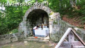 [P19] Capela (sau altarul catolic) al Sfintei Fecioarei situat nu departe în spatele hotelului * (marcaj bulină roșie). Poți scrie impresiile sau rugăciunile în caietul de pe masă.  » foto by Lucien
 - 
<span class="allrVoted glyphicon glyphicon-heart hidden" id="av802209"></span>
<a class="m-l-10 hidden" id="sv802209" onclick="voting_Foto_DelVot(,802209,10680)" role="button">șterge vot <span class="glyphicon glyphicon-remove"></span></a>
<a id="v9802209" class=" c-red"  onclick="voting_Foto_SetVot(802209)" role="button"><span class="glyphicon glyphicon-heart-empty"></span> <b>LIKE</b> = Votează poza</a> <img class="hidden"  id="f802209W9" src="/imagini/loader.gif" border="0" /><span class="AjErrMes hidden" id="e802209ErM"></span>