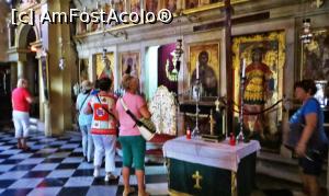 [P17] Turişti admirând icoanele de pe catapeteasmă. Cele mai valoroase icoane din biserică sunt: Maica Domnului din Dimosiana (sec. XIV), Crucificarea (sec. XV), Sfântul Gheorghe (sec. XVI), Sfântul Godvelas (sec. XVII) şi Cina cea de Taină (sec. XVIII).  » foto by Lucien
 - 
<span class="allrVoted glyphicon glyphicon-heart hidden" id="av747207"></span>
<a class="m-l-10 hidden" id="sv747207" onclick="voting_Foto_DelVot(,747207,10697)" role="button">șterge vot <span class="glyphicon glyphicon-remove"></span></a>
<a id="v9747207" class=" c-red"  onclick="voting_Foto_SetVot(747207)" role="button"><span class="glyphicon glyphicon-heart-empty"></span> <b>LIKE</b> = Votează poza</a> <img class="hidden"  id="f747207W9" src="/imagini/loader.gif" border="0" /><span class="AjErrMes hidden" id="e747207ErM"></span>