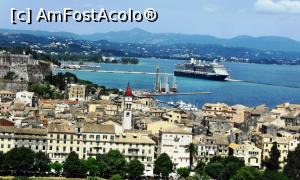 [P02] Turnul-clopotniţă al Bisericii Sf. Spiridon (cupola de culoare roşie) văzut din vârful Fortăreţei Vechi. Turnul este un important punct de reper de pe uscat şi de pe mare, cea mai înaltă construcţie din oraş, interzis prin lege să fie depăşită ca înălţime.  » foto by Lucien
 - 
<span class="allrVoted glyphicon glyphicon-heart hidden" id="av747137"></span>
<a class="m-l-10 hidden" id="sv747137" onclick="voting_Foto_DelVot(,747137,10697)" role="button">șterge vot <span class="glyphicon glyphicon-remove"></span></a>
<a id="v9747137" class=" c-red"  onclick="voting_Foto_SetVot(747137)" role="button"><span class="glyphicon glyphicon-heart-empty"></span> <b>LIKE</b> = Votează poza</a> <img class="hidden"  id="f747137W9" src="/imagini/loader.gif" border="0" /><span class="AjErrMes hidden" id="e747137ErM"></span>