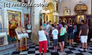 [P20] Turişti stând la coadă pentru a intra la racla cu moaştele Sfintei Teodora, împărăteasa Bizanţului.  » foto by Lucien
 - 
<span class="allrVoted glyphicon glyphicon-heart hidden" id="av747210"></span>
<a class="m-l-10 hidden" id="sv747210" onclick="voting_Foto_DelVot(,747210,10697)" role="button">șterge vot <span class="glyphicon glyphicon-remove"></span></a>
<a id="v9747210" class=" c-red"  onclick="voting_Foto_SetVot(747210)" role="button"><span class="glyphicon glyphicon-heart-empty"></span> <b>LIKE</b> = Votează poza</a> <img class="hidden"  id="f747210W9" src="/imagini/loader.gif" border="0" /><span class="AjErrMes hidden" id="e747210ErM"></span>