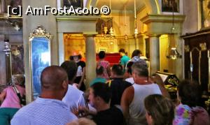 [P21] Turişti stând la coadă pentru a ajunge la racla cu moaştele Sfintei Teodora. În urma acţiunilor ei a fost stigmatizat curentul iconoclastic adoptat de soţul ei, de respingere a icoanelor, considerate 'chip cioplit'.  » foto by Lucien
 - 
<span class="allrVoted glyphicon glyphicon-heart hidden" id="av747211"></span>
<a class="m-l-10 hidden" id="sv747211" onclick="voting_Foto_DelVot(,747211,10697)" role="button">șterge vot <span class="glyphicon glyphicon-remove"></span></a>
<a id="v9747211" class=" c-red"  onclick="voting_Foto_SetVot(747211)" role="button"><span class="glyphicon glyphicon-heart-empty"></span> <b>LIKE</b> = Votează poza</a> <img class="hidden"  id="f747211W9" src="/imagini/loader.gif" border="0" /><span class="AjErrMes hidden" id="e747211ErM"></span>