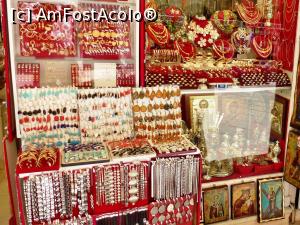 [P07] Bijuterii (gablonzuri, pietre semiprețioase și ornamentale) și icoane scoase în drum vis-a-vis de biserica Sfântu Spiridon » foto by Lucien
 - 
<span class="allrVoted glyphicon glyphicon-heart hidden" id="av786959"></span>
<a class="m-l-10 hidden" id="sv786959" onclick="voting_Foto_DelVot(,786959,10697)" role="button">șterge vot <span class="glyphicon glyphicon-remove"></span></a>
<a id="v9786959" class=" c-red"  onclick="voting_Foto_SetVot(786959)" role="button"><span class="glyphicon glyphicon-heart-empty"></span> <b>LIKE</b> = Votează poza</a> <img class="hidden"  id="f786959W9" src="/imagini/loader.gif" border="0" /><span class="AjErrMes hidden" id="e786959ErM"></span>