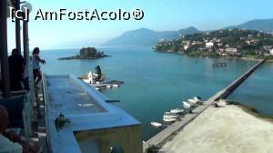 [P17] Turiști pe o terasă din capătul peninsulei Kanoni, admirând peisajul » foto by Lucien
 - 
<span class="allrVoted glyphicon glyphicon-heart hidden" id="av787427"></span>
<a class="m-l-10 hidden" id="sv787427" onclick="voting_Foto_DelVot(,787427,10697)" role="button">șterge vot <span class="glyphicon glyphicon-remove"></span></a>
<a id="v9787427" class=" c-red"  onclick="voting_Foto_SetVot(787427)" role="button"><span class="glyphicon glyphicon-heart-empty"></span> <b>LIKE</b> = Votează poza</a> <img class="hidden"  id="f787427W9" src="/imagini/loader.gif" border="0" /><span class="AjErrMes hidden" id="e787427ErM"></span>