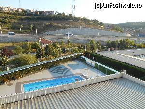 [P01] Piscina hotelului văzută de sus şi drumul expres care trece la aptoximativ 150 de metri de hotel » foto by sebigeanina
 - 
<span class="allrVoted glyphicon glyphicon-heart hidden" id="av640525"></span>
<a class="m-l-10 hidden" id="sv640525" onclick="voting_Foto_DelVot(,640525,10780)" role="button">șterge vot <span class="glyphicon glyphicon-remove"></span></a>
<a id="v9640525" class=" c-red"  onclick="voting_Foto_SetVot(640525)" role="button"><span class="glyphicon glyphicon-heart-empty"></span> <b>LIKE</b> = Votează poza</a> <img class="hidden"  id="f640525W9" src="/imagini/loader.gif" border="0" /><span class="AjErrMes hidden" id="e640525ErM"></span>