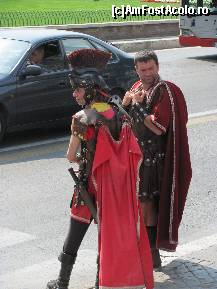 [P15] Așteptând liniștiți la semafor să invadee Piazza di Colosseo. Acești soldați nu stau la poză decât contra cost. » foto by aquariusdorin
 - 
<span class="allrVoted glyphicon glyphicon-heart hidden" id="av307413"></span>
<a class="m-l-10 hidden" id="sv307413" onclick="voting_Foto_DelVot(,307413,10951)" role="button">șterge vot <span class="glyphicon glyphicon-remove"></span></a>
<a id="v9307413" class=" c-red"  onclick="voting_Foto_SetVot(307413)" role="button"><span class="glyphicon glyphicon-heart-empty"></span> <b>LIKE</b> = Votează poza</a> <img class="hidden"  id="f307413W9" src="/imagini/loader.gif" border="0" /><span class="AjErrMes hidden" id="e307413ErM"></span>