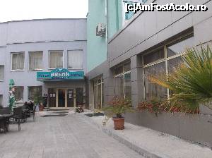 [P02] În lateral, intrarea la recepție. În dreapta este restaurantul, iar în stânga, afară este terasa deschisă și la această dată.  » foto by Aurici
 - 
<span class="allrVoted glyphicon glyphicon-heart hidden" id="av699201"></span>
<a class="m-l-10 hidden" id="sv699201" onclick="voting_Foto_DelVot(,699201,10963)" role="button">șterge vot <span class="glyphicon glyphicon-remove"></span></a>
<a id="v9699201" class=" c-red"  onclick="voting_Foto_SetVot(699201)" role="button"><span class="glyphicon glyphicon-heart-empty"></span> <b>LIKE</b> = Votează poza</a> <img class="hidden"  id="f699201W9" src="/imagini/loader.gif" border="0" /><span class="AjErrMes hidden" id="e699201ErM"></span>