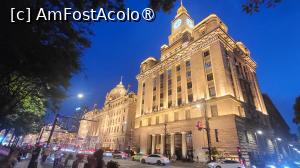 [P10] Aproape de raul Huangpu, de-a lungul bulevardului Zhongshan, se desfasoara Bund, unul dintre locurile pitoresti, cu 52 de cladiri din epoca coloniala, in diferite stiluri arhitecturale occidentale, inclusiv gotic, baroc si neoclasic. 
Casa Vamii gazduieste un ceas cu 4 fete si un mecanism vechi de peste 100 de ani. Mecanismele ceasului si clopotului au fost construite conform modelului Big Ben din Londra, fiind cel mai mare ceas din Asia. In timpul Revolutiei Culturale, melodia ceasului a fost schimbata cu „The East is Red”, dupa care, in anii 1980, a fost ,,reinstaurata” melodia traditionala (Westminster Quarters). In 2003, insa, filiala municipala a Partidului Comunist a ordonat ca muzica sa fie schimbata din nou in „The East is Red”.
Urmatoarea cladire este HSBC, o cladire neoclasica cu 6 etaje, care a fost sediul central al sucursalei din Shanghai a Hongkong si Shanghai Banking Corporation, intre 1923 si 1955. Este cunoscuta si sub numele de Cladirea Guvernului Municipal. In prezent gazduieste Banca de Dezvoltare Shanghai Pudong. » foto by geani anto
 - 
<span class="allrVoted glyphicon glyphicon-heart hidden" id="av1506776"></span>
<a class="m-l-10 hidden" id="sv1506776" onclick="voting_Foto_DelVot(,1506776,11037)" role="button">șterge vot <span class="glyphicon glyphicon-remove"></span></a>
<a id="v91506776" class=" c-red"  onclick="voting_Foto_SetVot(1506776)" role="button"><span class="glyphicon glyphicon-heart-empty"></span> <b>LIKE</b> = Votează poza</a> <img class="hidden"  id="f1506776W9" src="/imagini/loader.gif" border="0" /><span class="AjErrMes hidden" id="e1506776ErM"></span>