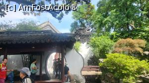 [P38] Unul dintre punctele de atractie ale gradinii este peretele cu dragon, ce are o lungime de 26 de metri si o imparte in 6 parti. Peretele este acoperit cu tigle gri care arata precum solzii unui dragon, intregul dragon fiind intins pe zid, cu capul ridicat spre cer, ca si cum ar fi pe cale sa se inalte.  » foto by geani anto
 - 
<span class="allrVoted glyphicon glyphicon-heart hidden" id="av1508443"></span>
<a class="m-l-10 hidden" id="sv1508443" onclick="voting_Foto_DelVot(,1508443,11037)" role="button">șterge vot <span class="glyphicon glyphicon-remove"></span></a>
<a id="v91508443" class=" c-red"  onclick="voting_Foto_SetVot(1508443)" role="button"><span class="glyphicon glyphicon-heart-empty"></span> <b>LIKE</b> = Votează poza</a> <img class="hidden"  id="f1508443W9" src="/imagini/loader.gif" border="0" /><span class="AjErrMes hidden" id="e1508443ErM"></span>