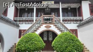 [P40] Pavilionul Jangbo, cunoscut si sub numele de „Fantana Shuangbo”, este o structura ce intruchipeaza conceptul de „transformare a ostilitatii in prietenie” si „armonie”, semnificatia fiind aceea ca armonia aduce bogatie si o viata linistita, pace. » foto by geani anto
 - 
<span class="allrVoted glyphicon glyphicon-heart hidden" id="av1508756"></span>
<a class="m-l-10 hidden" id="sv1508756" onclick="voting_Foto_DelVot(,1508756,11037)" role="button">șterge vot <span class="glyphicon glyphicon-remove"></span></a>
<a id="v91508756" class=" c-red"  onclick="voting_Foto_SetVot(1508756)" role="button"><span class="glyphicon glyphicon-heart-empty"></span> <b>LIKE</b> = Votează poza</a> <img class="hidden"  id="f1508756W9" src="/imagini/loader.gif" border="0" /><span class="AjErrMes hidden" id="e1508756ErM"></span>