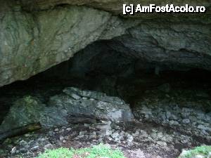 [P15] Tot intrarea în peșteră.  » foto by Utube
 - 
<span class="allrVoted glyphicon glyphicon-heart hidden" id="av408304"></span>
<a class="m-l-10 hidden" id="sv408304" onclick="voting_Foto_DelVot(,408304,11045)" role="button">șterge vot <span class="glyphicon glyphicon-remove"></span></a>
<a id="v9408304" class=" c-red"  onclick="voting_Foto_SetVot(408304)" role="button"><span class="glyphicon glyphicon-heart-empty"></span> <b>LIKE</b> = Votează poza</a> <img class="hidden"  id="f408304W9" src="/imagini/loader.gif" border="0" /><span class="AjErrMes hidden" id="e408304ErM"></span>