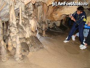 [P37] Și noi am lăsat urme în pasta de calcar de pe jos, asemenea omului de Neanderthal.  » foto by Utube
 - 
<span class="allrVoted glyphicon glyphicon-heart hidden" id="av408326"></span>
<a class="m-l-10 hidden" id="sv408326" onclick="voting_Foto_DelVot(,408326,11045)" role="button">șterge vot <span class="glyphicon glyphicon-remove"></span></a>
<a id="v9408326" class=" c-red"  onclick="voting_Foto_SetVot(408326)" role="button"><span class="glyphicon glyphicon-heart-empty"></span> <b>LIKE</b> = Votează poza</a> <img class="hidden"  id="f408326W9" src="/imagini/loader.gif" border="0" /><span class="AjErrMes hidden" id="e408326ErM"></span>