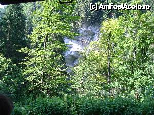 [P09] Ascunsă de vegetație este peștera Coiba Mare.  » foto by Utube
 - 
<span class="allrVoted glyphicon glyphicon-heart hidden" id="av408298"></span>
<a class="m-l-10 hidden" id="sv408298" onclick="voting_Foto_DelVot(,408298,11045)" role="button">șterge vot <span class="glyphicon glyphicon-remove"></span></a>
<a id="v9408298" class=" c-red"  onclick="voting_Foto_SetVot(408298)" role="button"><span class="glyphicon glyphicon-heart-empty"></span> <b>LIKE</b> = Votează poza</a> <img class="hidden"  id="f408298W9" src="/imagini/loader.gif" border="0" /><span class="AjErrMes hidden" id="e408298ErM"></span>