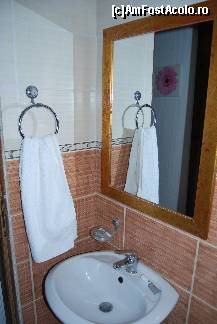 [P06] Greek House Hotel - chiuveta si oglinda baii principale » foto by deliutza27
 - 
<span class="allrVoted glyphicon glyphicon-heart hidden" id="av298990"></span>
<a class="m-l-10 hidden" id="sv298990" onclick="voting_Foto_DelVot(,298990,11122)" role="button">șterge vot <span class="glyphicon glyphicon-remove"></span></a>
<a id="v9298990" class=" c-red"  onclick="voting_Foto_SetVot(298990)" role="button"><span class="glyphicon glyphicon-heart-empty"></span> <b>LIKE</b> = Votează poza</a> <img class="hidden"  id="f298990W9" src="/imagini/loader.gif" border="0" /><span class="AjErrMes hidden" id="e298990ErM"></span>