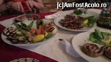 [P14] Seara dupa o plimbare prin fosta capitala a bulgariei, Veliko Tarnovo, am luat cina la restaurantul locatiei. in stanga vedeti legumele la gratar, extrem de gustoase, in mijloc coastele de porc la gratar si in dreapta carnatii de casa de care va spuneam. toate acestea au mers de minune cu un vin rosu local dar si cu o bere bulgareasca. Oferta este extrem de variata. si mancare si bautura pentru toate gusturile. » foto by hattrick
 - 
<span class="allrVoted glyphicon glyphicon-heart hidden" id="av429812"></span>
<a class="m-l-10 hidden" id="sv429812" onclick="voting_Foto_DelVot(,429812,11286)" role="button">șterge vot <span class="glyphicon glyphicon-remove"></span></a>
<a id="v9429812" class=" c-red"  onclick="voting_Foto_SetVot(429812)" role="button"><span class="glyphicon glyphicon-heart-empty"></span> <b>LIKE</b> = Votează poza</a> <img class="hidden"  id="f429812W9" src="/imagini/loader.gif" border="0" /><span class="AjErrMes hidden" id="e429812ErM"></span>