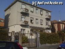 [P14] Hotelul vazut din strada. In camera de la etajul unu de pe coltul din stanga am stat. » foto by fanespoitorul
 - 
<span class="allrVoted glyphicon glyphicon-heart hidden" id="av306802"></span>
<a class="m-l-10 hidden" id="sv306802" onclick="voting_Foto_DelVot(,306802,11323)" role="button">șterge vot <span class="glyphicon glyphicon-remove"></span></a>
<a id="v9306802" class=" c-red"  onclick="voting_Foto_SetVot(306802)" role="button"><span class="glyphicon glyphicon-heart-empty"></span> <b>LIKE</b> = Votează poza</a> <img class="hidden"  id="f306802W9" src="/imagini/loader.gif" border="0" /><span class="AjErrMes hidden" id="e306802ErM"></span>