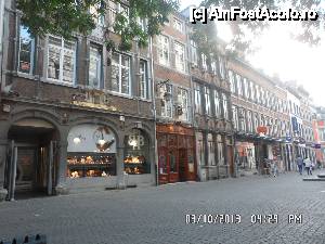 [P18] o strada cu magazine la parterul unor cladiri vechi in Namur » foto by amero
 - 
<span class="allrVoted glyphicon glyphicon-heart hidden" id="av484434"></span>
<a class="m-l-10 hidden" id="sv484434" onclick="voting_Foto_DelVot(,484434,11324)" role="button">șterge vot <span class="glyphicon glyphicon-remove"></span></a>
<a id="v9484434" class=" c-red"  onclick="voting_Foto_SetVot(484434)" role="button"><span class="glyphicon glyphicon-heart-empty"></span> <b>LIKE</b> = Votează poza</a> <img class="hidden"  id="f484434W9" src="/imagini/loader.gif" border="0" /><span class="AjErrMes hidden" id="e484434ErM"></span>