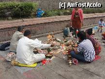 P10 [MAR-2011] Pregatirea ofrandelor langa templul Pashupatinath