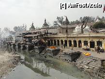 P14 [MAR-2011] Pe malul raului Bagmati,ruguri pregatite pt incinerare