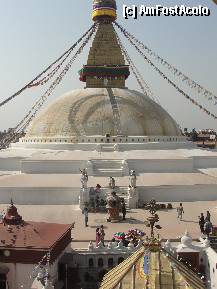 P03 [MAR-2011] Stupa manastirii Boudanath,vazuta de la etajul unui lacas de rugaciune aflat peste drum