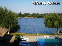 [P07] Vedere piscina mica, dintr-o camera din hotel, de la etajul 1. Se imprietenise fi' mea cu o fetita si ne-au invitat la ei in camera. Nu am facut poze in camera si in baie, ca sa nu se supere gazdele. Oricum, pozele de pe site-ul oficial sunt conforme cu realitatea. Atat pt hotel cat si pentru vile » foto by MCM
 - 
<span class="allrVoted glyphicon glyphicon-heart hidden" id="av309953"></span>
<a class="m-l-10 hidden" id="sv309953" onclick="voting_Foto_DelVot(,309953,11402)" role="button">șterge vot <span class="glyphicon glyphicon-remove"></span></a>
<a id="v9309953" class=" c-red"  onclick="voting_Foto_SetVot(309953)" role="button"><span class="glyphicon glyphicon-heart-empty"></span> <b>LIKE</b> = Votează poza</a> <img class="hidden"  id="f309953W9" src="/imagini/loader.gif" border="0" /><span class="AjErrMes hidden" id="e309953ErM"></span>