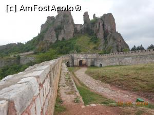 [P02] Kaleto și stâncile Belogradchik - Una dintre porțile cetății.  » foto by iulianic
 - 
<span class="allrVoted glyphicon glyphicon-heart hidden" id="av977604"></span>
<a class="m-l-10 hidden" id="sv977604" onclick="voting_Foto_DelVot(,977604,11404)" role="button">șterge vot <span class="glyphicon glyphicon-remove"></span></a>
<a id="v9977604" class=" c-red"  onclick="voting_Foto_SetVot(977604)" role="button"><span class="glyphicon glyphicon-heart-empty"></span> <b>LIKE</b> = Votează poza</a> <img class="hidden"  id="f977604W9" src="/imagini/loader.gif" border="0" /><span class="AjErrMes hidden" id="e977604ErM"></span>