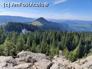 [P01] Rezervația Pietrele Doamnei, M-ții Rarău
Se observă Hotelul Alpin
Platoul de Belvedere » foto by Dana2008
 - 
<span class="allrVoted glyphicon glyphicon-heart hidden" id="av1186598"></span>
<a class="m-l-10 hidden" id="sv1186598" onclick="voting_Foto_DelVot(,1186598,11459)" role="button">șterge vot <span class="glyphicon glyphicon-remove"></span></a>
<a id="v91186598" class=" c-red"  onclick="voting_Foto_SetVot(1186598)" role="button"><span class="glyphicon glyphicon-heart-empty"></span> <b>LIKE</b> = Votează poza</a> <img class="hidden"  id="f1186598W9" src="/imagini/loader.gif" border="0" /><span class="AjErrMes hidden" id="e1186598ErM"></span>