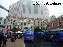 [P02] una din multele intrari in The Venetian Casino,cea cu parcarea autobuzelor care fac legatura intre casino si terminalul de ferry » foto by station5*
 - 
<span class="allrVoted glyphicon glyphicon-heart hidden" id="av312921"></span>
<a class="m-l-10 hidden" id="sv312921" onclick="voting_Foto_DelVot(,312921,11464)" role="button">șterge vot <span class="glyphicon glyphicon-remove"></span></a>
<a id="v9312921" class=" c-red"  onclick="voting_Foto_SetVot(312921)" role="button"><span class="glyphicon glyphicon-heart-empty"></span> <b>LIKE</b> = Votează poza</a> <img class="hidden"  id="f312921W9" src="/imagini/loader.gif" border="0" /><span class="AjErrMes hidden" id="e312921ErM"></span>