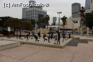 [P60] Tel Aviv, O piață frumoasă cu sculpturi moderniste în fața intrării în Muzeul de Artă, în fundal Zgârie- Nori » foto by mprofeanu
 - 
<span class="allrVoted glyphicon glyphicon-heart hidden" id="av962548"></span>
<a class="m-l-10 hidden" id="sv962548" onclick="voting_Foto_DelVot(,962548,11509)" role="button">șterge vot <span class="glyphicon glyphicon-remove"></span></a>
<a id="v9962548" class=" c-red"  onclick="voting_Foto_SetVot(962548)" role="button"><span class="glyphicon glyphicon-heart-empty"></span> <b>LIKE</b> = Votează poza</a> <img class="hidden"  id="f962548W9" src="/imagini/loader.gif" border="0" /><span class="AjErrMes hidden" id="e962548ErM"></span>