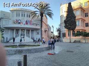 [P37] Piața Bialik: în stânga, Museum of History of Tel Aviv-Yafo; în dreapta Felicja Blumenthal Music Center and Library și în centru fântâna Nachum Gutman » foto by Carmen Ion
 - 
<span class="allrVoted glyphicon glyphicon-heart hidden" id="av867698"></span>
<a class="m-l-10 hidden" id="sv867698" onclick="voting_Foto_DelVot(,867698,11509)" role="button">șterge vot <span class="glyphicon glyphicon-remove"></span></a>
<a id="v9867698" class=" c-red"  onclick="voting_Foto_SetVot(867698)" role="button"><span class="glyphicon glyphicon-heart-empty"></span> <b>LIKE</b> = Votează poza</a> <img class="hidden"  id="f867698W9" src="/imagini/loader.gif" border="0" /><span class="AjErrMes hidden" id="e867698ErM"></span>