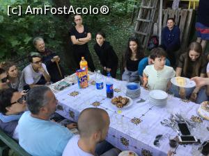 [P20] Soacra mea sta pe banca, dupa ce si-a sters niste lacrimi de emotie si bucurie ca a apuca sa-si vada nepotii mari (in decembrie face 91 de ani), iar fata de masa (bine ca nu-i vedeti petele) are mai mult de 100 de ani fiind lucrata de bunica ei.  » foto by mishu
 - 
<span class="allrVoted glyphicon glyphicon-heart hidden" id="av883819"></span>
<a class="m-l-10 hidden" id="sv883819" onclick="voting_Foto_DelVot(,883819,11513)" role="button">șterge vot <span class="glyphicon glyphicon-remove"></span></a>
<a id="v9883819" class=" c-red"  onclick="voting_Foto_SetVot(883819)" role="button"><span class="glyphicon glyphicon-heart-empty"></span> <b>LIKE</b> = Votează poza</a> <img class="hidden"  id="f883819W9" src="/imagini/loader.gif" border="0" /><span class="AjErrMes hidden" id="e883819ErM"></span>