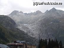 [P11] Muntele Dammastock cu ghetarul Damma, o parte din circul glaciar si limba ghetarului Ronului, repezisul si cascada Ronului la izvoare, hotelul Belvedere si drumul pasului Furka, in planul departat, hotelul Glacier du Rhone, in planul apropiat. » foto by argemi*
 - 
<span class="allrVoted glyphicon glyphicon-heart hidden" id="av317709"></span>
<a class="m-l-10 hidden" id="sv317709" onclick="voting_Foto_DelVot(,317709,11546)" role="button">șterge vot <span class="glyphicon glyphicon-remove"></span></a>
<a id="v9317709" class=" c-red"  onclick="voting_Foto_SetVot(317709)" role="button"><span class="glyphicon glyphicon-heart-empty"></span> <b>LIKE</b> = Votează poza</a> <img class="hidden"  id="f317709W9" src="/imagini/loader.gif" border="0" /><span class="AjErrMes hidden" id="e317709ErM"></span>