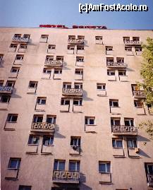 [P03] Jocul 'dezolant' al ferestrelor (foto Neptunus)
Fatada nordica a Hotelului Egreta din Venus. Asimetria ferestrelor inguste reprezinta elementul arhitectonic cel mai impresionant al acestei cladiri. » foto by Neptunus
 - 
<span class="allrVoted glyphicon glyphicon-heart hidden" id="av320413"></span>
<a class="m-l-10 hidden" id="sv320413" onclick="voting_Foto_DelVot(,320413,11573)" role="button">șterge vot <span class="glyphicon glyphicon-remove"></span></a>
<a id="v9320413" class=" c-red"  onclick="voting_Foto_SetVot(320413)" role="button"><span class="glyphicon glyphicon-heart-empty"></span> <b>LIKE</b> = Votează poza</a> <img class="hidden"  id="f320413W9" src="/imagini/loader.gif" border="0" /><span class="AjErrMes hidden" id="e320413ErM"></span>