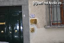 [P10] intrarea, doar o placuta aurita cu numele pensiunii. fiecare oaspete primeste cheile de la intrare pentru libertate totala » foto by oanaboteanu
 - 
<span class="allrVoted glyphicon glyphicon-heart hidden" id="av326811"></span>
<a class="m-l-10 hidden" id="sv326811" onclick="voting_Foto_DelVot(,326811,11697)" role="button">șterge vot <span class="glyphicon glyphicon-remove"></span></a>
<a id="v9326811" class=" c-red"  onclick="voting_Foto_SetVot(326811)" role="button"><span class="glyphicon glyphicon-heart-empty"></span> <b>LIKE</b> = Votează poza</a> <img class="hidden"  id="f326811W9" src="/imagini/loader.gif" border="0" /><span class="AjErrMes hidden" id="e326811ErM"></span>
