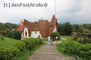 [P06] Porumbacu de Sus, jud. Sibiu, Castelul de Lut, Una din intrările în Castel, se vede Ușa masivă, ca de cetate » foto by mprofeanu
 - 
<span class="allrVoted glyphicon glyphicon-heart hidden" id="av1397803"></span>
<a class="m-l-10 hidden" id="sv1397803" onclick="voting_Foto_DelVot(,1397803,11727)" role="button">șterge vot <span class="glyphicon glyphicon-remove"></span></a>
<a id="v91397803" class=" c-red"  onclick="voting_Foto_SetVot(1397803)" role="button"><span class="glyphicon glyphicon-heart-empty"></span> <b>LIKE</b> = Votează poza</a> <img class="hidden"  id="f1397803W9" src="/imagini/loader.gif" border="0" /><span class="AjErrMes hidden" id="e1397803ErM"></span>