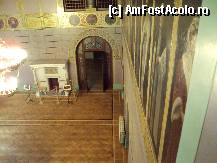 [P24] Castelul a fost amenajat cu vitralii, plafoane cu grinzi pictate, balustrade din lemn, piatră sau fier forjat, șeminee cu piatră albă și ornamente din mozaic.
În perioada în care clădirea a servit ca sanatoriu, pereții au fost vopsiți uniform. După retrocedare, a început un proces de restaurare a picturilor originale. » foto by LaurentiuMan
 - 
<span class="allrVoted glyphicon glyphicon-heart hidden" id="av330294"></span>
<a class="m-l-10 hidden" id="sv330294" onclick="voting_Foto_DelVot(,330294,11774)" role="button">șterge vot <span class="glyphicon glyphicon-remove"></span></a>
<a id="v9330294" class=" c-red"  onclick="voting_Foto_SetVot(330294)" role="button"><span class="glyphicon glyphicon-heart-empty"></span> <b>LIKE</b> = Votează poza</a> <img class="hidden"  id="f330294W9" src="/imagini/loader.gif" border="0" /><span class="AjErrMes hidden" id="e330294ErM"></span>