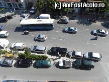 [P02] Asa se parcheaza in fata hotelului (dupa sfaturile receptionerului). Semi-legal, dar, coform asigurarilor receptionerului, fara consecinte. Breteaua din josul imaginii duce intr-o parcare, unde insa nu erau locuri libere.  » foto by abancor
 - 
<span class="allrVoted glyphicon glyphicon-heart hidden" id="av336520"></span>
<a class="m-l-10 hidden" id="sv336520" onclick="voting_Foto_DelVot(,336520,11849)" role="button">șterge vot <span class="glyphicon glyphicon-remove"></span></a>
<a id="v9336520" class=" c-red"  onclick="voting_Foto_SetVot(336520)" role="button"><span class="glyphicon glyphicon-heart-empty"></span> <b>LIKE</b> = Votează poza</a> <img class="hidden"  id="f336520W9" src="/imagini/loader.gif" border="0" /><span class="AjErrMes hidden" id="e336520ErM"></span>