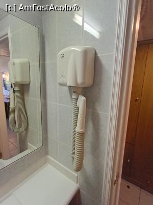 [P28] Uscătorul de păr din baie. » foto by ovidiuyepi
 - 
<span class="allrVoted glyphicon glyphicon-heart hidden" id="av1524692"></span>
<a class="m-l-10 hidden" id="sv1524692" onclick="voting_Foto_DelVot(,1524692,11855)" role="button">șterge vot <span class="glyphicon glyphicon-remove"></span></a>
<a id="v91524692" class=" c-red"  onclick="voting_Foto_SetVot(1524692)" role="button"><span class="glyphicon glyphicon-heart-empty"></span> <b>LIKE</b> = Votează poza</a> <img class="hidden"  id="f1524692W9" src="/imagini/loader.gif" border="0" /><span class="AjErrMes hidden" id="e1524692ErM"></span>