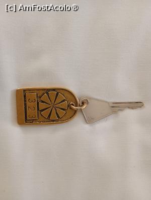 [P50] Cheia de la camera 323. Brelocul masiv din metal acționa energia electrică. » foto by ovidiuyepi
 - 
<span class="allrVoted glyphicon glyphicon-heart hidden" id="av1524714"></span>
<a class="m-l-10 hidden" id="sv1524714" onclick="voting_Foto_DelVot(,1524714,11855)" role="button">șterge vot <span class="glyphicon glyphicon-remove"></span></a>
<a id="v91524714" class=" c-red"  onclick="voting_Foto_SetVot(1524714)" role="button"><span class="glyphicon glyphicon-heart-empty"></span> <b>LIKE</b> = Votează poza</a> <img class="hidden"  id="f1524714W9" src="/imagini/loader.gif" border="0" /><span class="AjErrMes hidden" id="e1524714ErM"></span>