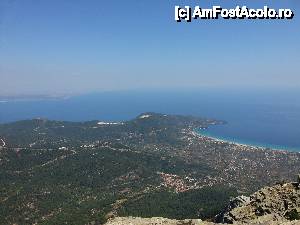 [P04] Aici este cel mai inalt punct al Thassos-ului... in partea dreapta se afla Skala Potamia si Golden Beach, apoi plaja Vathi (albul acela este de la marmura de langa plaja, acolo fiind blocuri de marmura ce asteapta sa fie incarcate)  » foto by iulian68
 - 
<span class="allrVoted glyphicon glyphicon-heart hidden" id="av462234"></span>
<a class="m-l-10 hidden" id="sv462234" onclick="voting_Foto_DelVot(,462234,11888)" role="button">șterge vot <span class="glyphicon glyphicon-remove"></span></a>
<a id="v9462234" class=" c-red"  onclick="voting_Foto_SetVot(462234)" role="button"><span class="glyphicon glyphicon-heart-empty"></span> <b>LIKE</b> = Votează poza</a> <img class="hidden"  id="f462234W9" src="/imagini/loader.gif" border="0" /><span class="AjErrMes hidden" id="e462234ErM"></span>